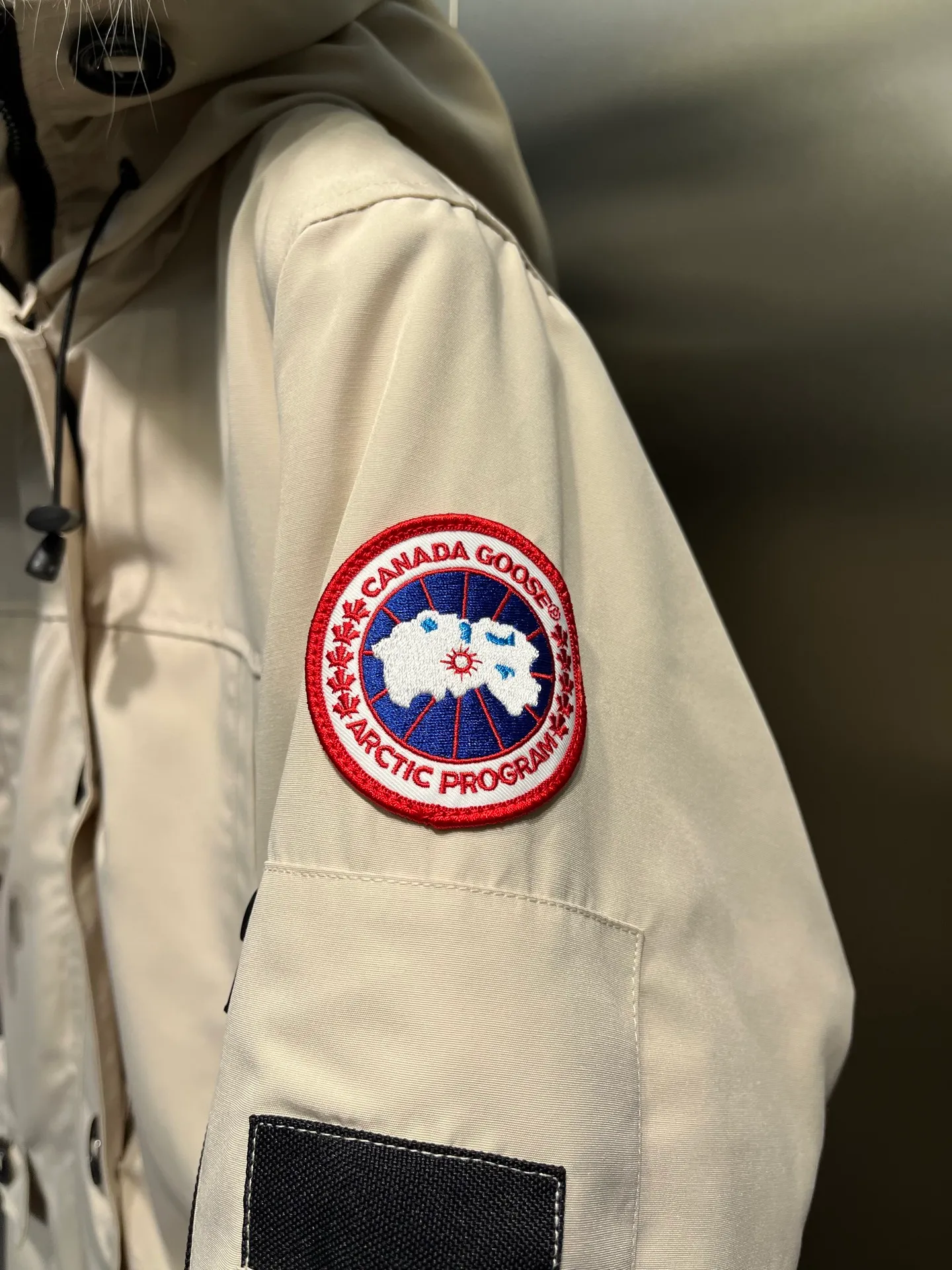 P840 Canada Goose Canada Goose #Expedition03 Parker, a treasure of Canadian origin! Limited supply worldwide! Canada Goose Model 03 is a top-notch couple model. The polar cold-proof outdoor series fur collar detachable hooded parka down jacket is the first Goose in 2024. I hope my friends will like it. Peak quality. I hope everyone can identify it together! The most popular cool items of the Big Goose family in 2024 are online. The same popular product of Yi Yang Qianxi is said to be a joint limited edition Big Goose that cannot be bought in autumn and winter. If you dislike the sameness of the Big Goose in the past, then this model will definitely give you a different experience! This year's most powerful couple's collection for autumn and winter is online, a top-notch luxurious ready-to-wear style, paired with an outdoor warm down jacket with great style and charm! The most standard and classic items of the Daye family in the past two years are equipped with unique reflective stripes for embellishment, which further shows the high-end fashion performance effect. With the embellishment of hardware buckles, it has excellent performance effect. The upper body is clean, simple and elegant, even for urban leisure. It is suitable for various occasions. Designed with large pockets, this model has a large capacity and is equipped with reflective stripes, making it safer at night. It is suitable for various adventure activities. It is made of windproof and waterproof technical materials. The interior is filled with full white duck down, which is absolutely cold-proof and warm. It also has a stand-up collar design and fine fluff at the collar, with meticulous attention to detail! The charm of this model is also more spiritual, and the upper body has more temperament and specifications. It perfectly shows the ultra-high standard of fashionable performance of this model, integrating outdoor and life, and you can even create high-street wear! The most pinnacle limited-edition goose that we have presented so far, both in terms of design and detailed materials, it is completely outstanding. The grand and evergreen version design is matched with cool reflective elements. The overall appearance can be said to be quite high, and it has that kind of powerful outdoor performance! It combines high-end casual attributes with high-street style. It is high-grade, domineering, warm, and beautiful. The visibility of the upper body is quite strong, and the configuration of the owl element is highly brand-recognizable. It fully complements the overall brand performance and visual effects, and also has the high-end sense of fashion and fashionable performance. It is a must-buy product because it is the most awesome down brand on the planet and one of Canada's three national treasure brands. It is also a sentimental down luxury brand. In the field of polar cold-proof clothing, Goose has made an irreplaceable contribution... Size: xs s m l xl